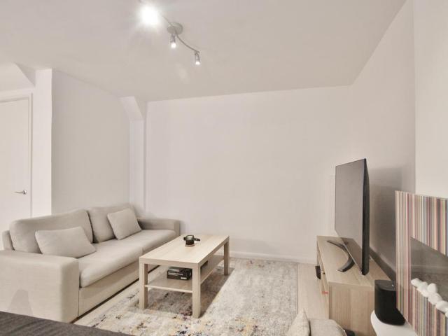 Lily Close, St Paul's Court. 2 bed maisonette to rent £2,750 pcm £635 pw