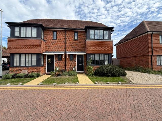 Lily Drive, Willesborough TN24 3 bed semi detached house to rent £1,700 pcm £392 pw
