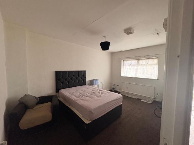 Lilycroft Road, Bradford BD9, 2 bed flat to rent, £550 pcm | PrimeLocation