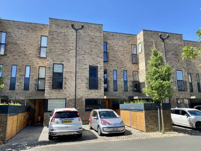 Lilywhite Drive, Cambridge, CB4 3 bed terraced house to rent £2,550 pcm £588 pw