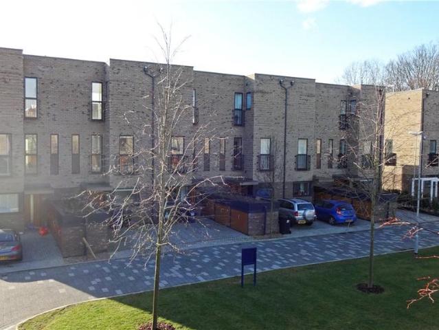 Lilywhite Drive, Cambridge, CB4 3 bed terraced house to rent £2,750 pcm £635 pw