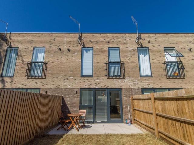 Lilywhite Drive, Cambridge 2 bed terraced house to rent £2,200 pcm £508 pw