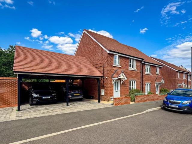 Lilywhites Lane, Hoddesdon 3 bed semi detached house to rent £2,250 pcm £519 pw