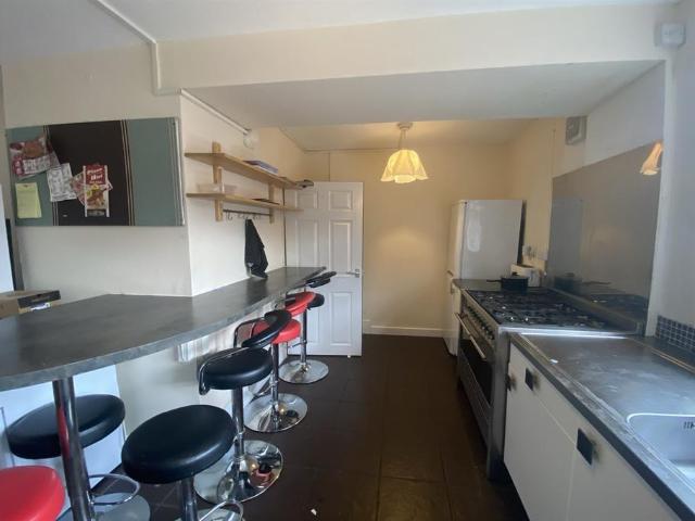 Lilac Grove Room 4, Beeston, NG9 1PE 1 bed semi detached house to rent £450 pcm £104 pw