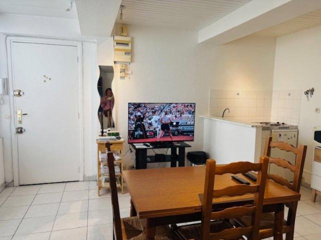 Lille, proche des gares, type 2 a vendre. Vendu loué