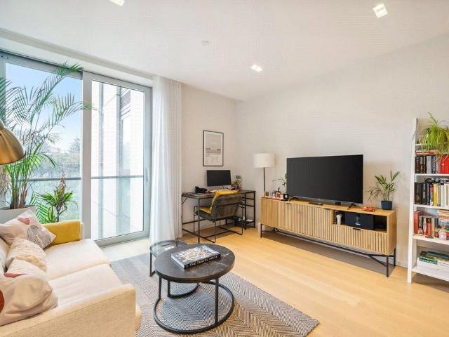 Lillie Square, London, SW6 1 bed apartment to rent £3,250 pcm £750 pw