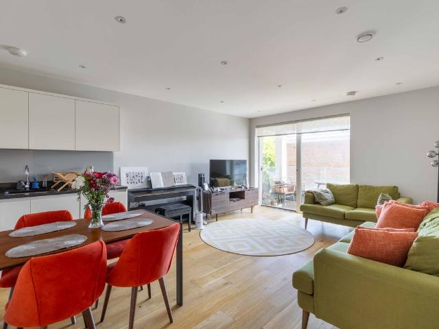 Lillie Road, Fulham, London SW6, 3 bed flat to rent, £4,000 pcm | PrimeLocation