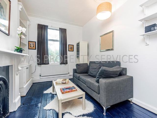 Lillie Road, London SW6 4 bed flat to rent £4,100 pcm £946 pw