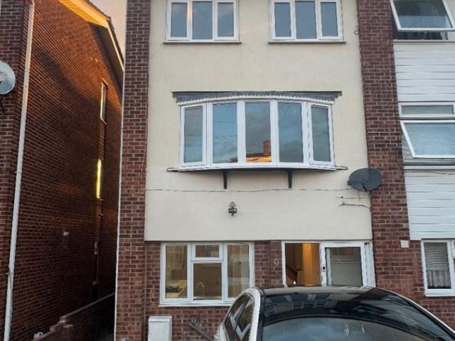 Liphook Close, Elm Park RM12, Terraced house to rent, £850 pcm | PrimeLocation