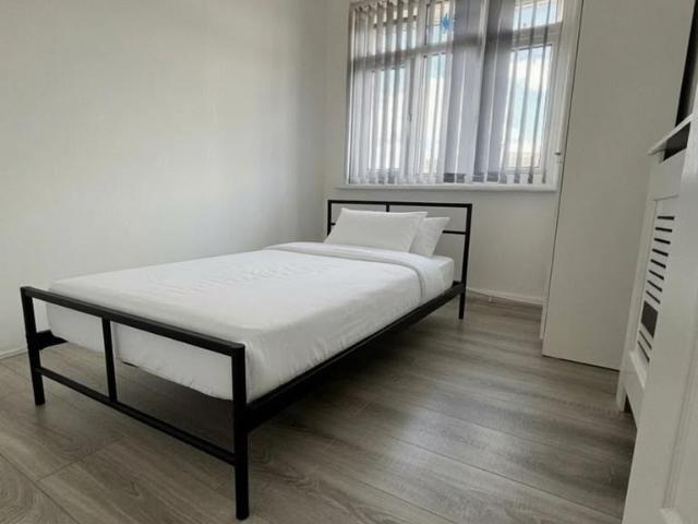 Liphook Close, Hornchurch RM12 5 bed house share to rent £750 pcm £173 pw