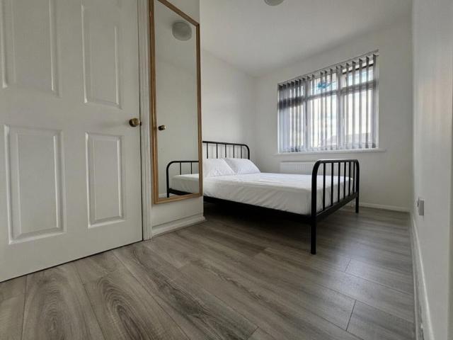 Liphook Close, Hornchurch RM12 5 bed house share to rent £850 pcm £196 pw