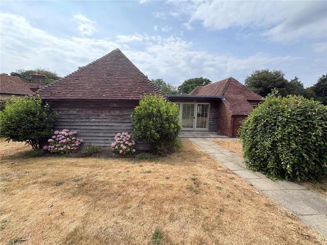 Liphook, Hampshire, GU30 2 bed detached house to rent £2,250 pcm £519 pw