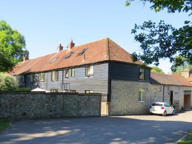 Liphook, Hampshire, GU30 3 bed end of terrace house to rent £3,250 pcm £750 pw