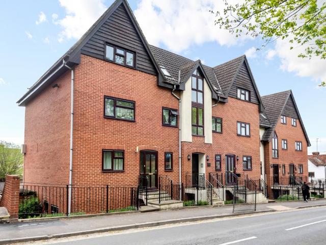 Liphook 2 bed apartment to rent £1,250 pcm £288 pw