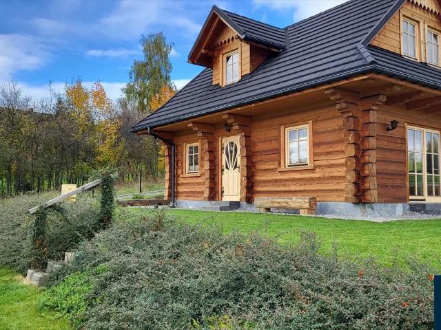 Urokliwy dom z bala z ogrodem, kominkiem i nowoczesnymi udogodnieniami