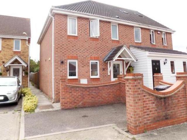 Lister Tye, Chelmsford, CM2 3 bed semi detached house to rent £1,750 pcm £404 pw