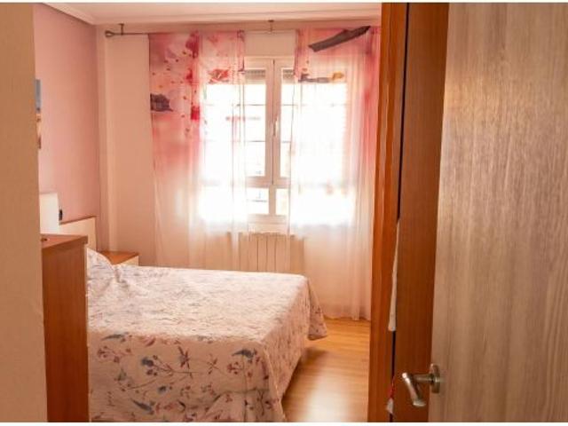 ¡Listo para entrar a vivir! Piso exterior, muy soleado, con ascensor, garaje y trastero en Valdefier