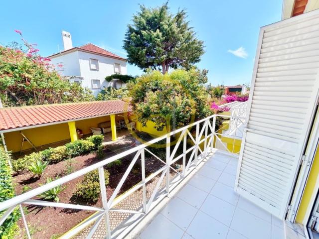 LISBOA na zona RESTELO / ALGÉS moradia V4 com jardim 100m2