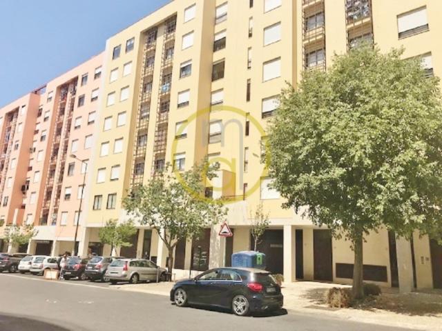 LISBOA / TELHEIRAS na R. Prista Monteiro apt. T1 mobilado com garagem