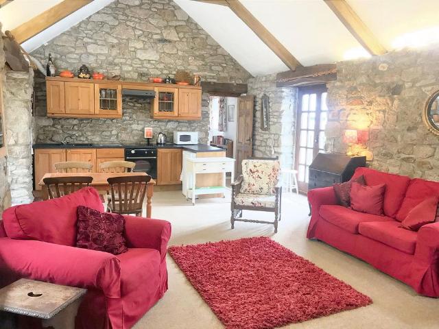 Liskeard PL14 1 bed barn conversion to rent £900 pcm £208 pw