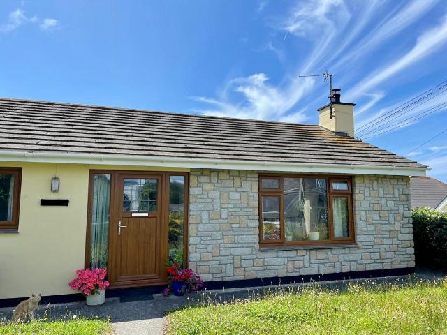 Liskey Hill Crescent, Perranporth, TR6 3 bed detached bungalow to rent £1,600 pcm £369 pw