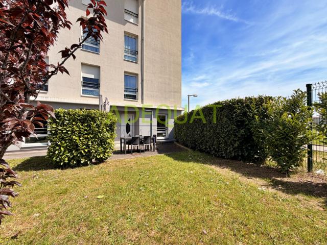 L'ISLE D'ABEAU, appartement T4 en rez de jardin + 2 garages.