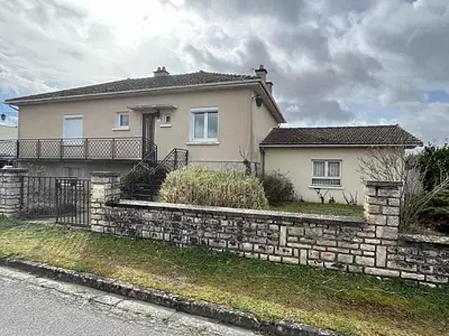 L'Isle Jourdain 86150 Achat / Vente maison 4 pièces t4 au dernier étage parking
