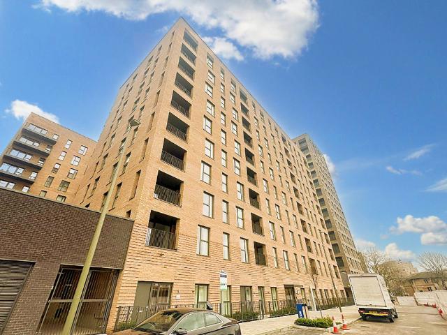 Lismore Boulevard, London NW9 2 bed apartment to rent £2,600 pcm £600 pw