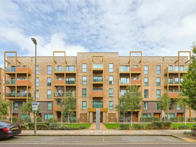 Lismore Boulevard, London, NW9 3 bed apartment to rent £4,500 pcm £1,038 pw