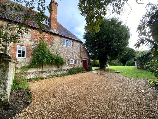 Liss, Hampshire, GU33 3 bed semi detached house to rent £1,850 pcm £427 pw