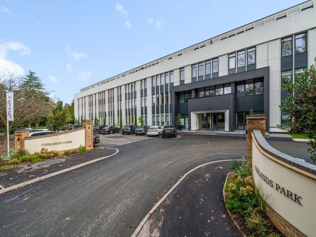 Littleworth Road, Esher KT10 2 bed flat to rent £2,100 pcm £485 pw
