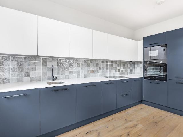 Littleworth Road, Esher KT10, 2 bed flat to rent, £2,100 pcm | PrimeLocation