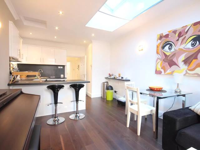 Little Cottage Place, London, SE10