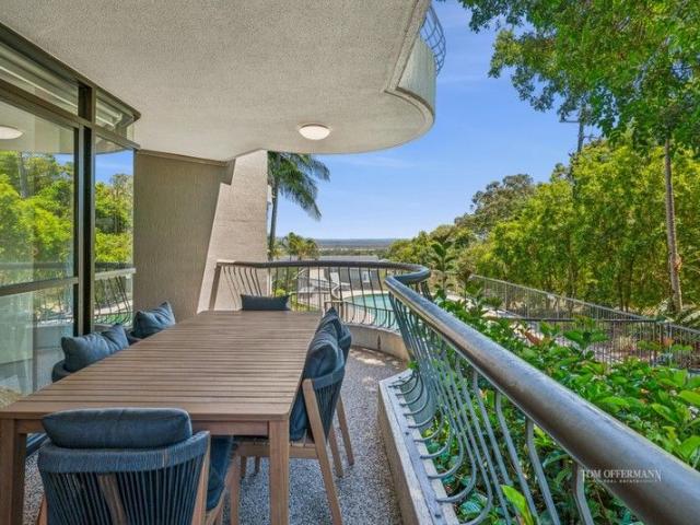 Little Cove Leafy Retreat  Private Courtyard & Direct Pool Access