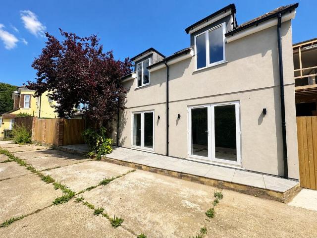 Little Common Road, Bexhill On Sea, TN39 2 bed semi detached house to rent £1,450 pcm £335 pw