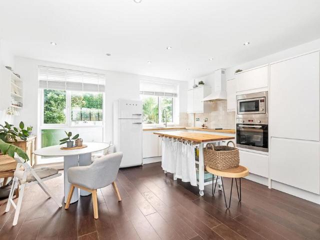 Little Bornes, Dulwich, SE21 3 bed terraced house to rent £3,650 pcm £842 pw