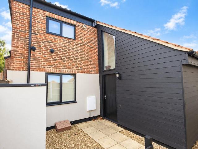 Little Bull Close, Norwich 2 bed barn to rent £950 pcm £219 pw