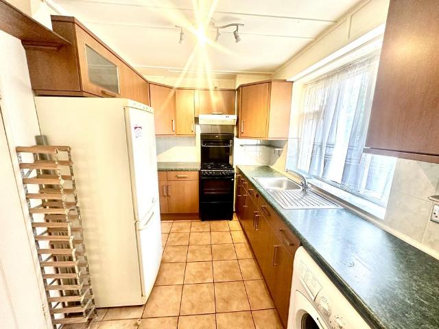 Little Gearies, Ilford, IG6 2 bed flat to rent £1,750 pcm £404 pw