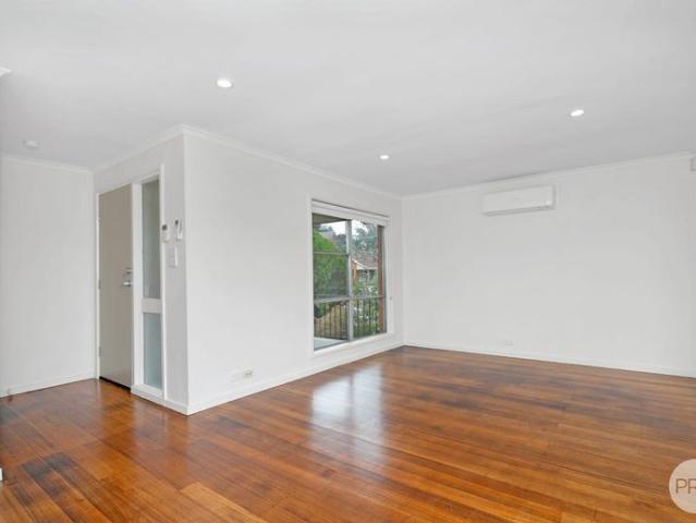LITTLE GEM IN QUIET CRT IN GOLDEN POINT!