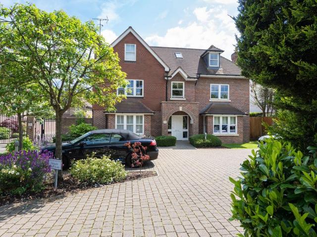 Little Orchard Place, Esher, KT10 2 bed apartment to rent £2,500 pcm £577 pw