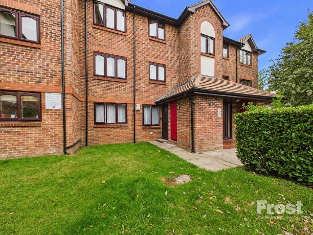 Littlebrook Avenue, Slough. 1 bed apartment to rent £1,150 pcm £265 pw