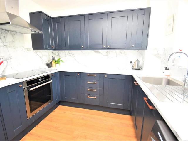 Littlebrook Avenue, Slough. 2 bed apartment to rent £1,450 pcm £335 pw