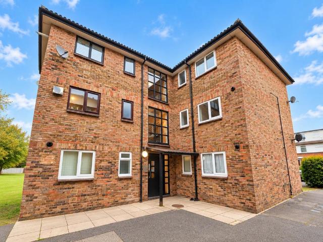 Littlebury Green, Basildon, SS13 1 bed flat to rent £900 pcm £208 pw