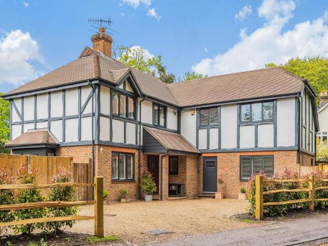 Littleheath Lane Cobham KT11 5 bed detached house to rent £5,000 pcm £1,154 pw