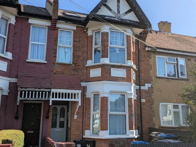Litchfield Gardens, London NW10 2 bed flat to rent £2,500 pcm £577 pw