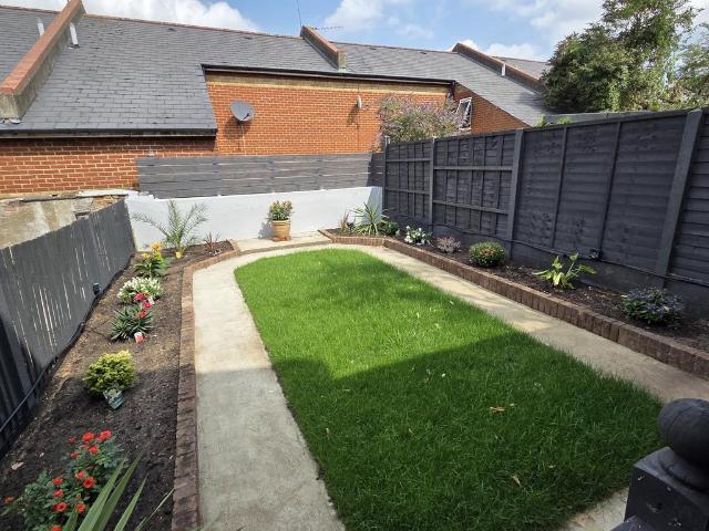 Litchfield Gardens, London NW10 2 bed flat to rent £2,500 pcm £577 pw