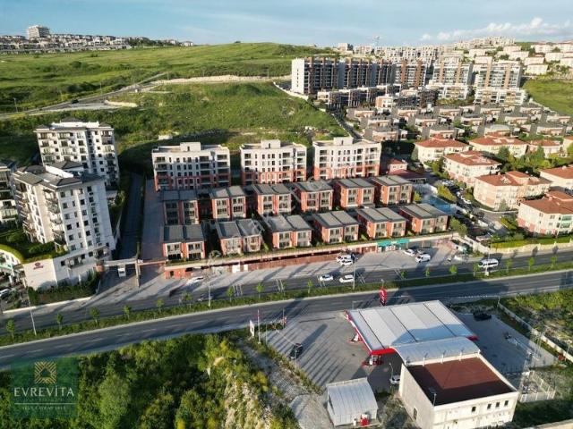 Liv Bahçeşehir'de 5+1 Kiralık Flat Villa