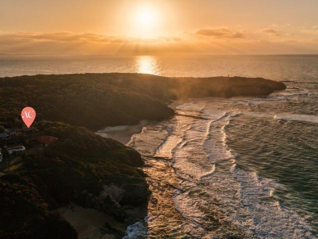 Live Above The Bommie, Beside Coastal Heathland