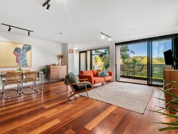 Live Among the Gum Trees with Uninterrupted Parkland Views approx. internal size150sqm