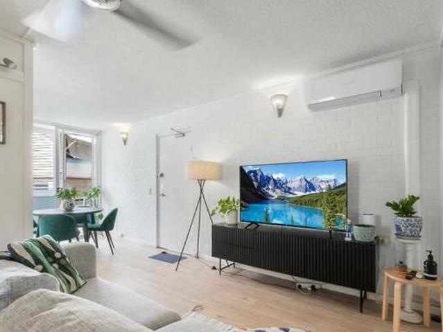Live beside Kangaroo Point Cliffs